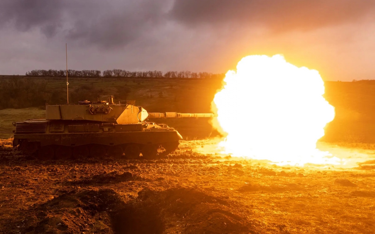 Binh lính Nga dùng xe máy vượt bãi mìn, đánh thẳng vào chiến hào Ukraine